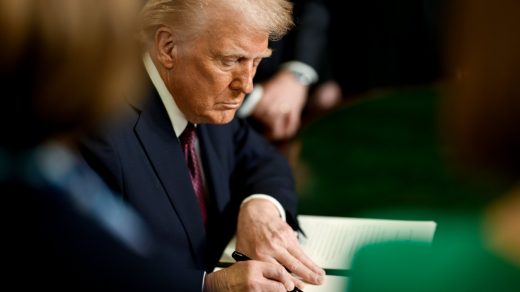 Трамп не погодився з позицією Зеленського щодо необхідності змін у Конституції для обміну територіями в рамках мирної угоди.