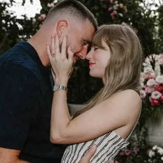Тейлор Свіфт і Тревіс Келсі оголосили про заручини: деталі фотосесії, обручка за мільйон доларів і історія їхніх стосунків.