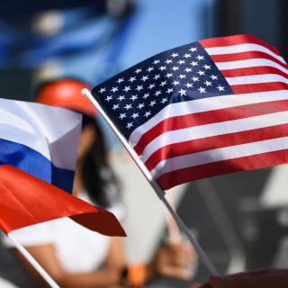Переговори між США та Росією про мир у війні в Україні можуть закріпити за Росією частину захоплених територій, повідомляє FBC.net.ua з посиланням на Bloomberg.