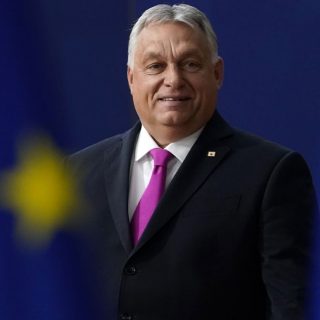 Віктор Орбан висловив повагу до президента України, але зазначив, що Володимир Зеленський прийняв кілька помилкових рішень щодо війни з Росією.