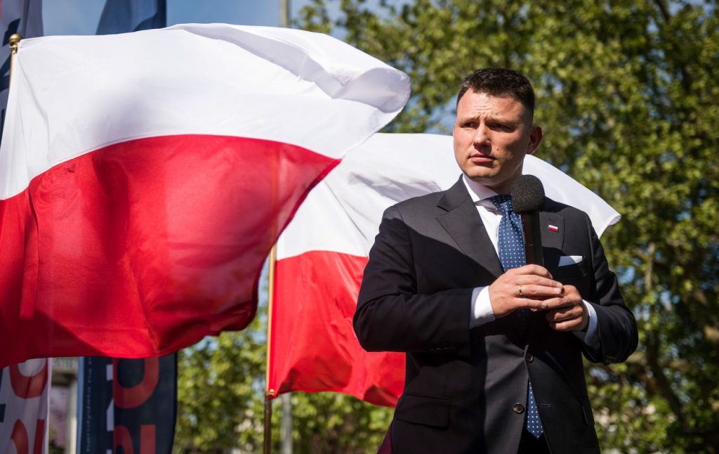 Славомір Менцен заявив, що Польща не повинна фінансувати Starlink для України, на що відреагував Радослав Сікорський, підкресливши важливість цієї допомоги.