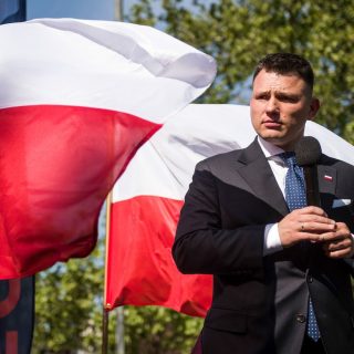 Славомір Менцен заявив, що Польща не повинна фінансувати Starlink для України, на що відреагував Радослав Сікорський, підкресливши важливість цієї допомоги.