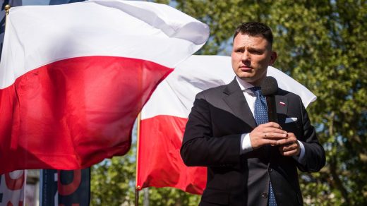 Славомір Менцен заявив, що Польща не повинна фінансувати Starlink для України, на що відреагував Радослав Сікорський, підкресливши важливість цієї допомоги.
