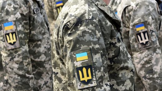 Збройні сили України переходять на нову форму камуфляжу ММ-25, що є копією Multicam. Термін повного переходу поки не визначено.