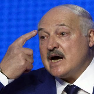 Лукашенко заявив, що Росія не програє війну проти України, вказавши на необхідність мирних переговорів та можливі поступки для припинення конфлікту.