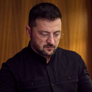 Зеленський підкреслив важливість переговорів для завершення війни, але заявив, що Росія перешкоджає зустрічам лідерів. Дипломатія і санкції — можливі шляхи до миру.