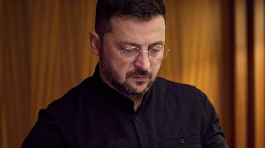Зеленський підкреслив важливість переговорів для завершення війни, але заявив, що Росія перешкоджає зустрічам лідерів. Дипломатія і санкції — можливі шляхи до миру.