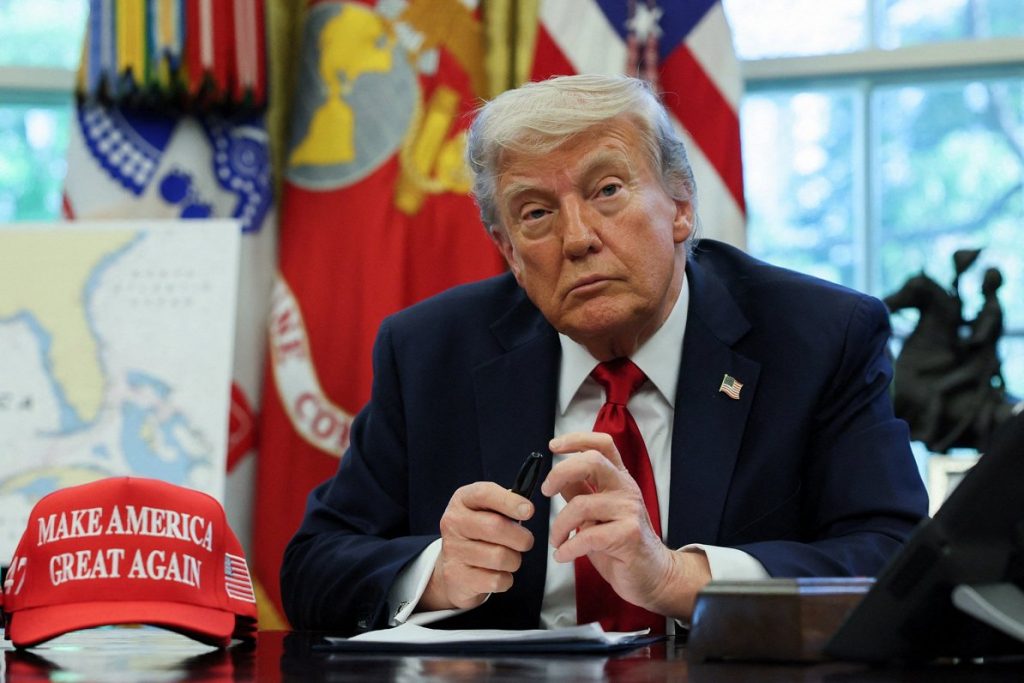 Трамп підписав указ про додаткові 25% мита на імпорт з Індії, пов'язаний з російською нафтою, як частина стратегії тиску на країни, що торгують з Росією.