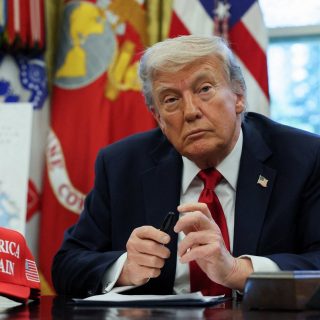 Трамп підписав указ про додаткові 25% мита на імпорт з Індії, пов'язаний з російською нафтою, як частина стратегії тиску на країни, що торгують з Росією.