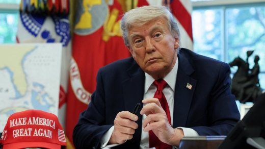 Трамп підписав указ про додаткові 25% мита на імпорт з Індії, пов'язаний з російською нафтою, як частина стратегії тиску на країни, що торгують з Росією.