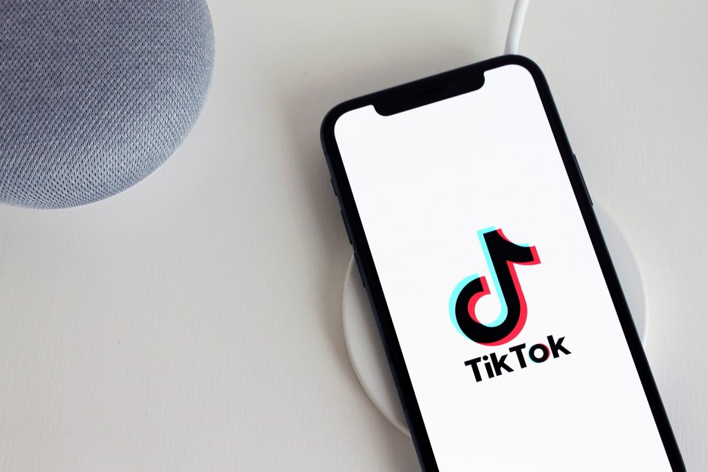 У TikTok поширюють фейкові відео про нібито постанову щодо «дитини війни» та допомоги. Центр протидії дезінформації спростував інформацію.