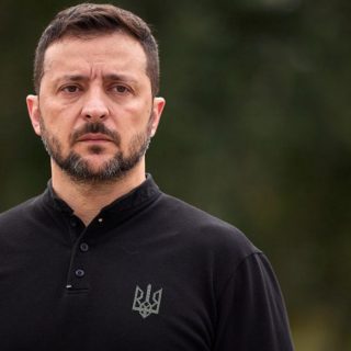 Президент Зеленський підписав укази про санкції проти осіб, які підтримують Росію. Обмеження включають синхронізацію з Канадою та обмеження для 28 осіб.