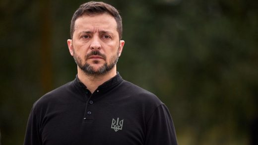 Президент Зеленський підписав укази про санкції проти осіб, які підтримують Росію. Обмеження включають синхронізацію з Канадою та обмеження для 28 осіб.