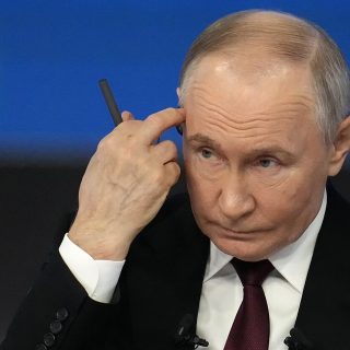 У книзі «Цар власною персоною» розкрито подробиці роману Путіна з неповнолітньою студенткою Алісою Харчовою та вигоди для її родини.
