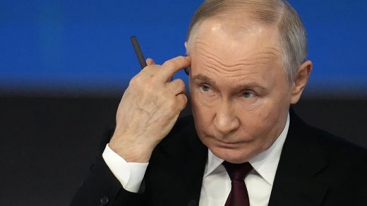 У книзі «Цар власною персоною» розкрито подробиці роману Путіна з неповнолітньою студенткою Алісою Харчовою та вигоди для її родини.