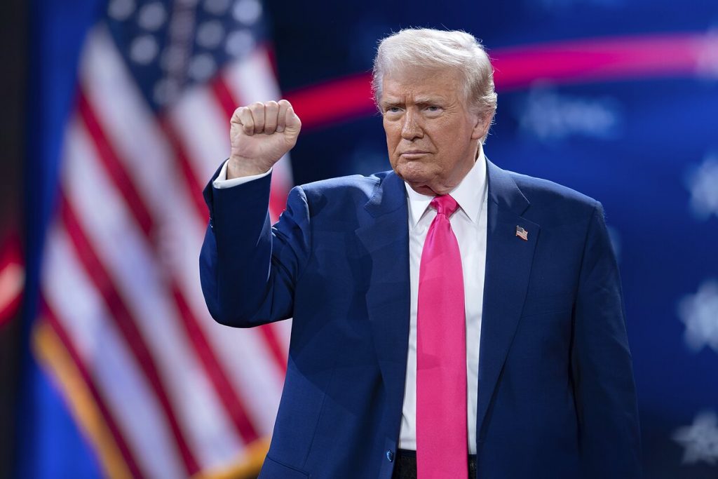 Трамп після другого терміну підірвав авторитет США, країна стає об’єктом насмішок, а світові лідери ігнорують президента, пише FBC.net.ua.