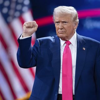 Трамп після другого терміну підірвав авторитет США, країна стає об’єктом насмішок, а світові лідери ігнорують президента, пише FBC.net.ua.