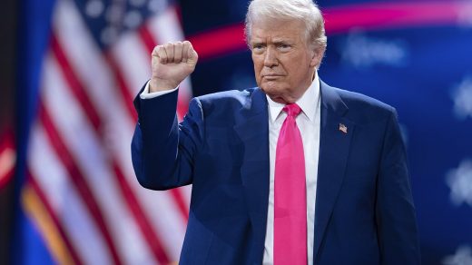 Трамп після другого терміну підірвав авторитет США, країна стає об’єктом насмішок, а світові лідери ігнорують президента, пише FBC.net.ua.