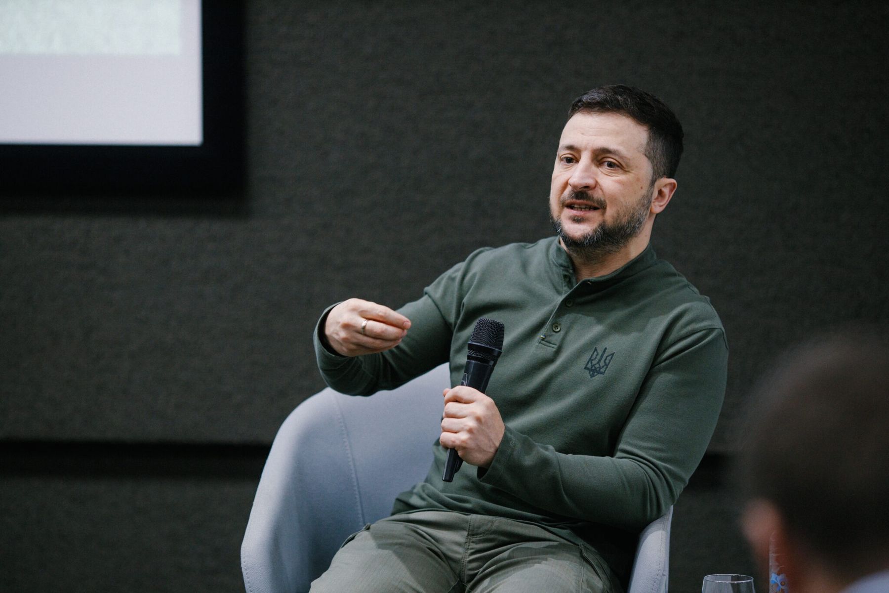 Зеленський заявив, що близько двадцяти російських дронів могли проникнути в повітряний простір Польщі. Інцидент перевіряють, Україна інформувала Варшаву. Зеленський заявив, що близько двадцяти російських дронів могли проникнути в повітряний простір Польщі. Інцидент перевіряють, Україна інформувала Варшаву.