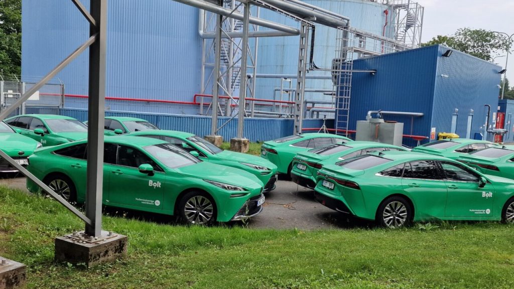 Bolt запустила у Таллінні перший парк водневих авто Toyota Mirai. Естонія розвиває інфраструктуру «зеленого» палива для транспорту та промисловості.