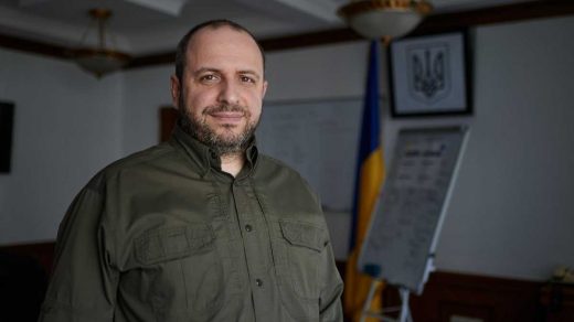Україна веде з Росією лише гуманітарні переговори щодо звільнення військовополонених, заявив секретар РНБО Рустем Умєров в інтерв’ю.