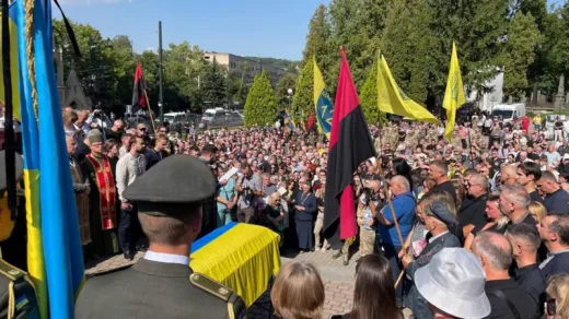 У Львові попрощалися з Андрієм Парубієм: панахида у Соборі Святого Юра, поховання на Личаківському цвинтарі та виступи Порошенка, Гройсмана й Яценюка.