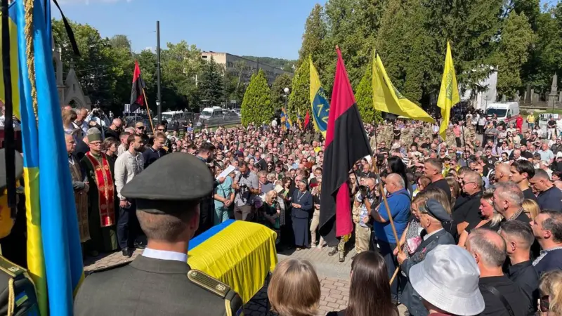 У Львові попрощалися з Андрієм Парубієм: панахида у Соборі Святого Юра, поховання на Личаківському цвинтарі та виступи Порошенка, Гройсмана й Яценюка.