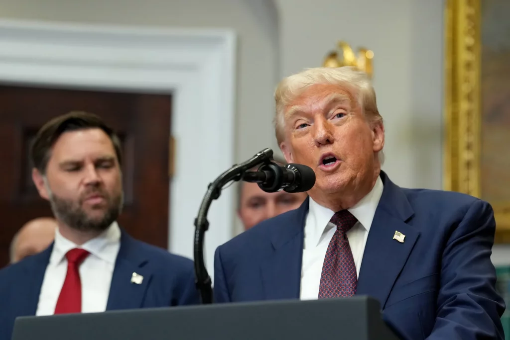 Дональд Трамп заявив про розчарування Володимиром Путіним через війну в Україні та анонсував пакет допомоги, не розкривши його деталей.