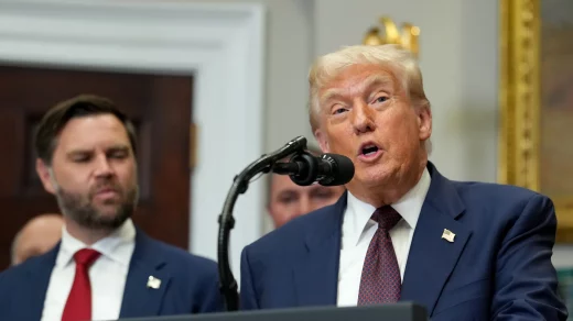 Дональд Трамп заявив про розчарування Володимиром Путіним через війну в Україні та анонсував пакет допомоги, не розкривши його деталей.