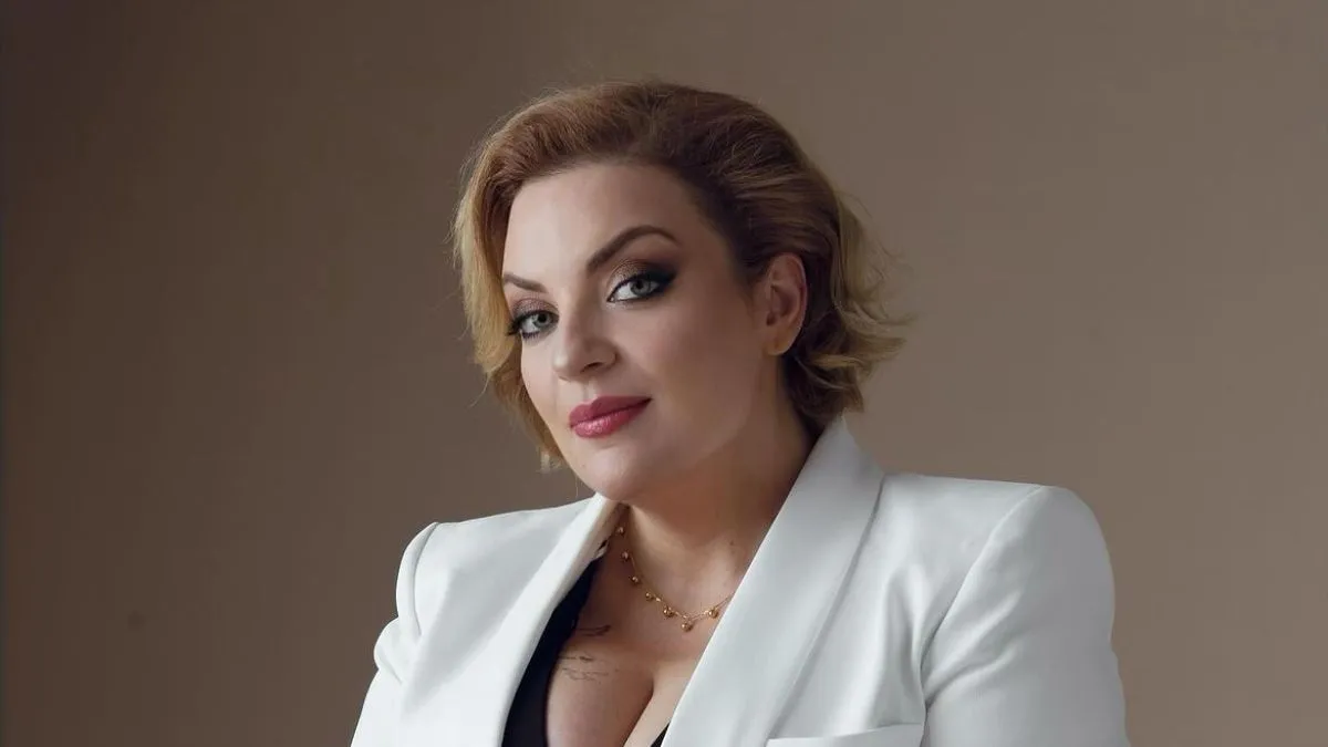 Наталія Холоденко з’явилася на червоній доріжці Венеційського кінофестивалю в сукні Zimmermann вартістю понад 200 тисяч гривень, що викликало бурхливу реакцію. Наталія Холоденко з’явилася на червоній доріжці Венеційського кінофестивалю в сукні Zimmermann вартістю понад 200 тисяч гривень, що викликало бурхливу реакцію.