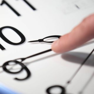 Українці переведуть годинники на зимовий час 26 жовтня 2025 року о 4 ранку. Чому перехід досі не скасований і як це питання вирішують у Європі.