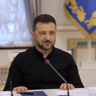 Зеленський закликає США надати чіткі гарантії безпеки для зупинки війни, сподіваючись на обговорення з Трампом і прем’єром Стармером.