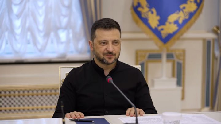 Зеленський закликає США надати чіткі гарантії безпеки для зупинки війни, сподіваючись на обговорення з Трампом і прем’єром Стармером.