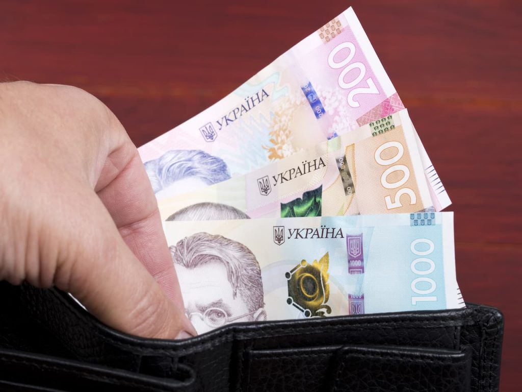 Проєкт держбюджету-2026 передбачає підвищення мінімальної зарплати до 8647 грн та прожиткового мінімуму, максимальна пенсія – 25,95 тис. грн.