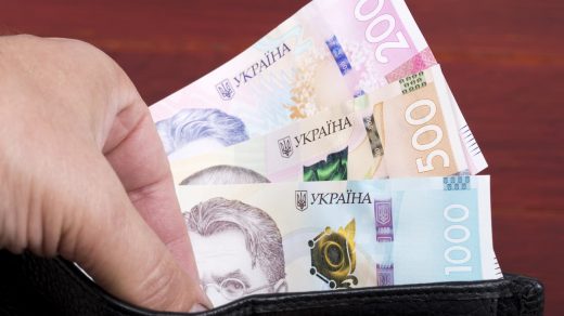 Проєкт держбюджету-2026 передбачає підвищення мінімальної зарплати до 8647 грн та прожиткового мінімуму, максимальна пенсія – 25,95 тис. грн.