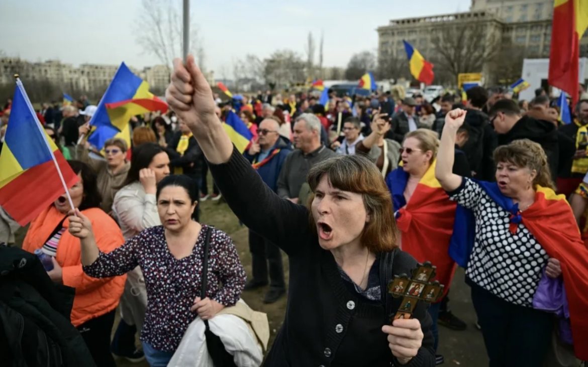 У Яссах протестувальники вигукували образи на адресу президента Румунії Нікушара Дана та закликали його їхати до України під час офіційного візиту. У Яссах протестувальники вигукували образи на адресу президента Румунії Нікушара Дана та закликали його їхати до України під час офіційного візиту.