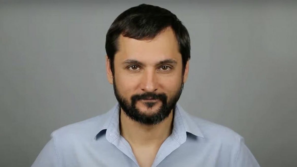 Колишньому директору Молодого театру Андрію Білоусу повідомлено про підозру у систематичних сексуальних злочинах проти студенток, дві з яких були неповнолітніми.