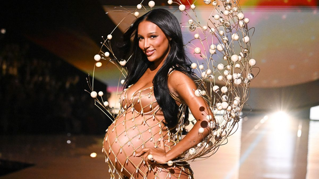 Повернення Victoria’s Secret: вагітна Жасмін Тукс, Ешлі Грем та Еббі Чемпіон на подіумі у Нью-Йорку