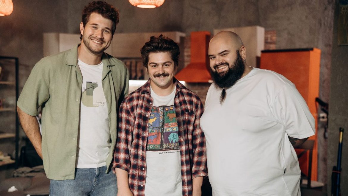 Прем’єра комедійного серіалу «Життя на трьох» на SWEET.TV: історія трьох різних чоловіків, побутові курйози та справжній гумор для глядачів.