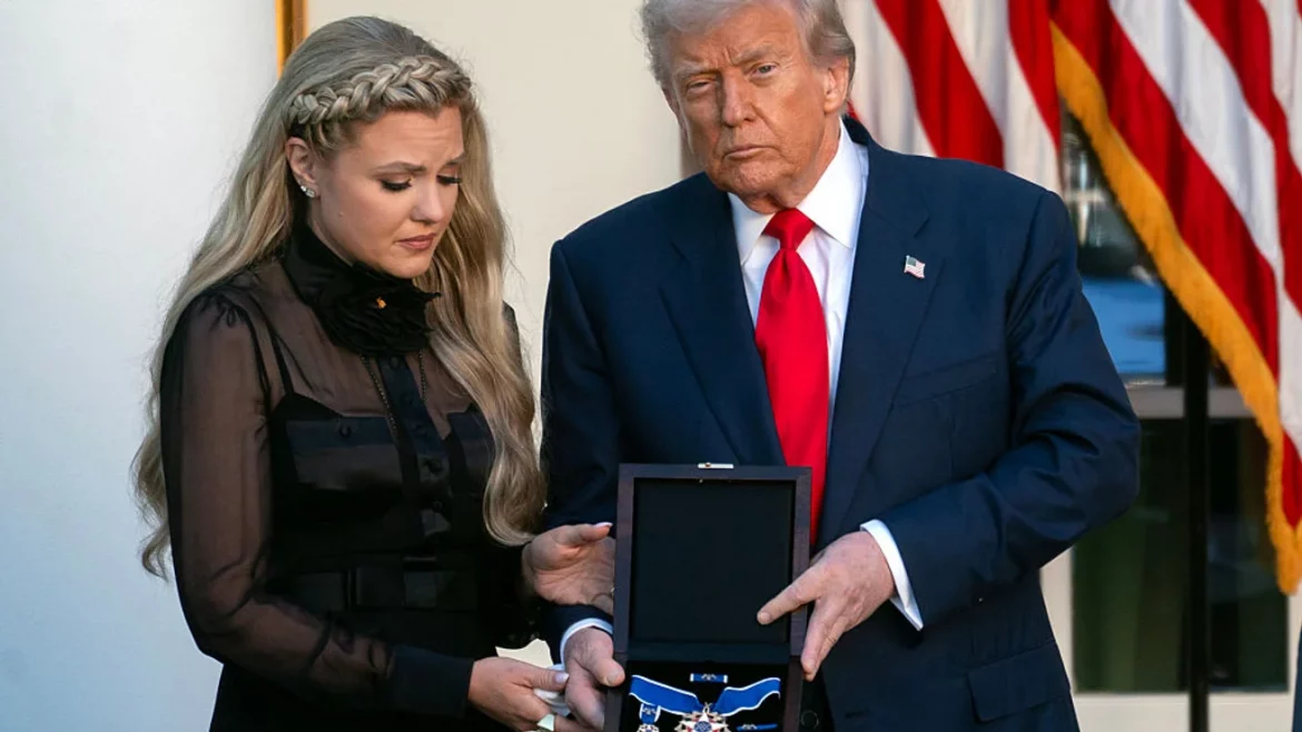 Дональд Трамп посмертно нагородив блогера Чарлі Кірка Президентською медаллю Свободи. Нагороду отримала вдова активіста Еріка, повідомляє FBC.net.ua.