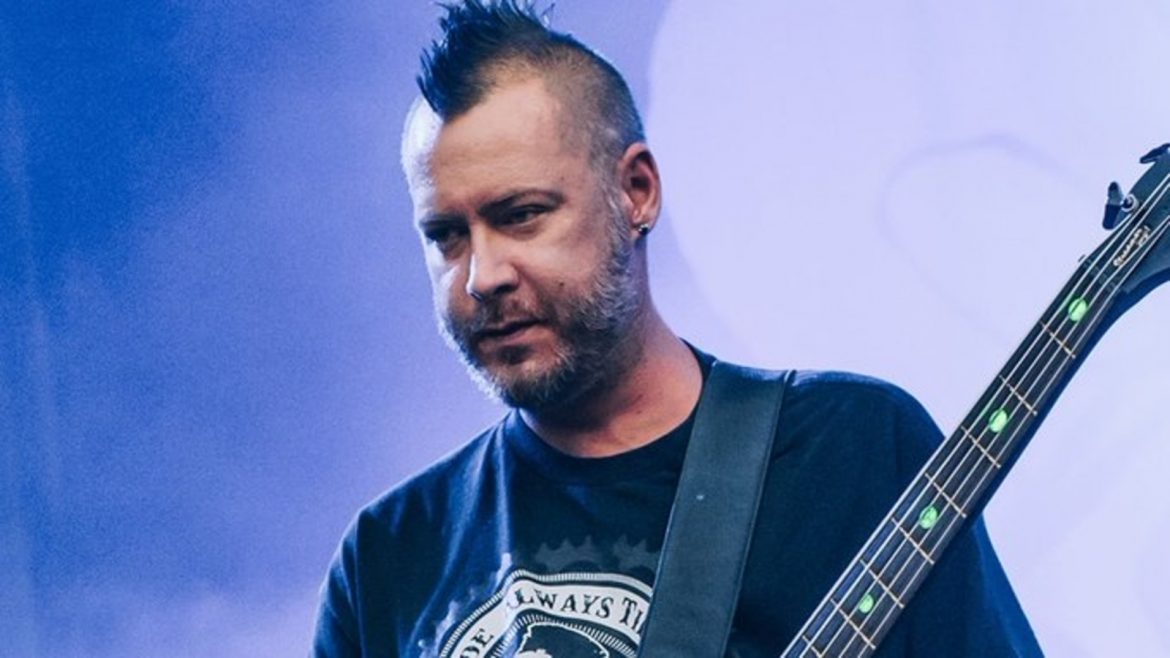 Помер басист і засновник Limp Bizkit Сем Ріверс у 48 років, музиканта згадують за талант і благодійну діяльність.