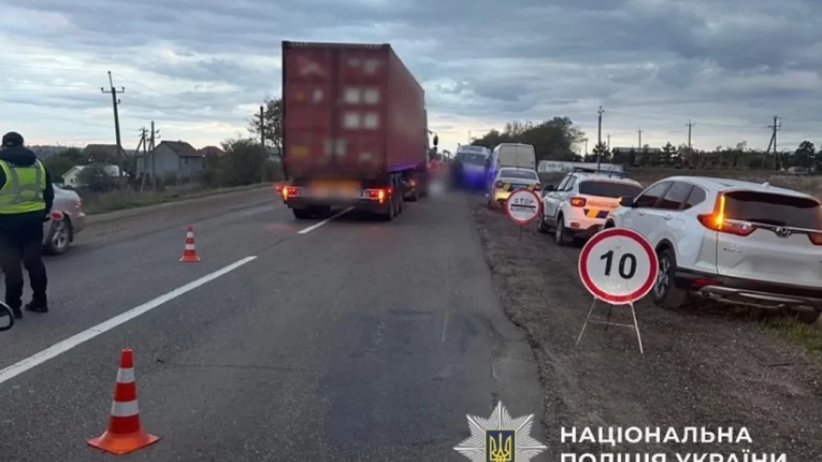На Одещині вантажівка наїхала на двох військовослужбовців біля Сухого Лиману: один загинув на місці, інший помер у лікарні, триває розслідування.