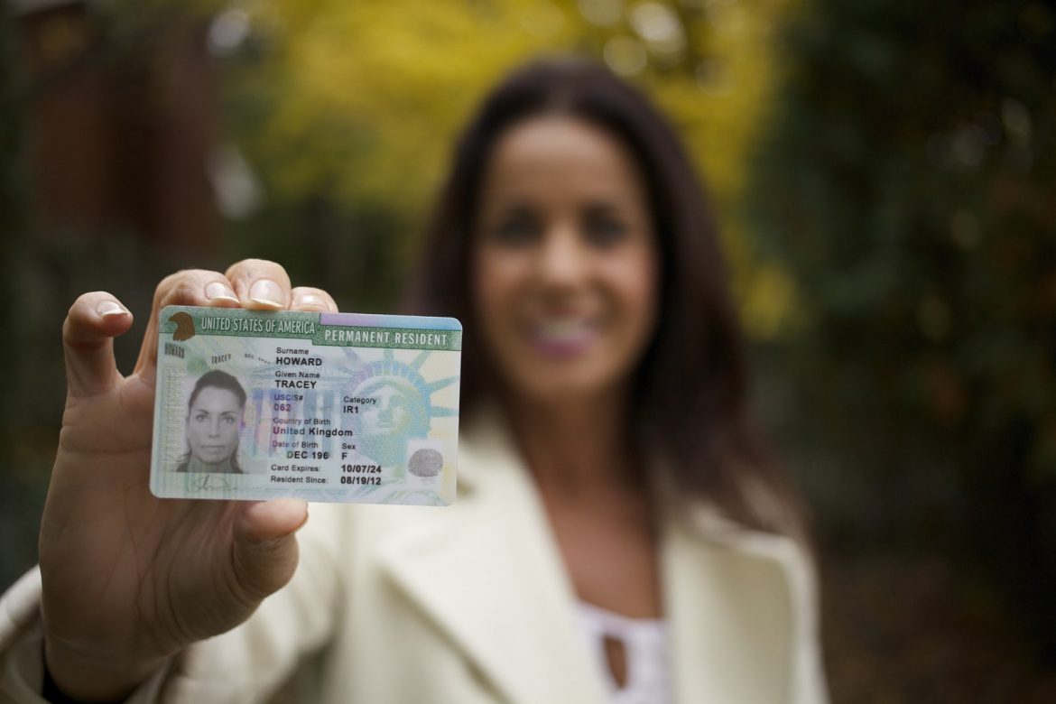 USCIS подала новий пакет правил щодо «публічної залежності», що може змінити перевірку використання пільг заявниками на грін-карту.