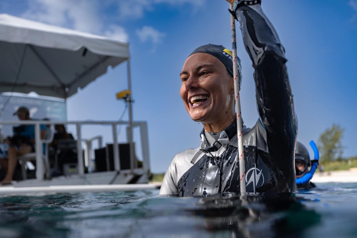 Українська фрідайверка Катерина Садурська встановила новий світовий рекорд CNF, занурившись на 86 метрів під час Blue Element Competition 2025 у Домініці.