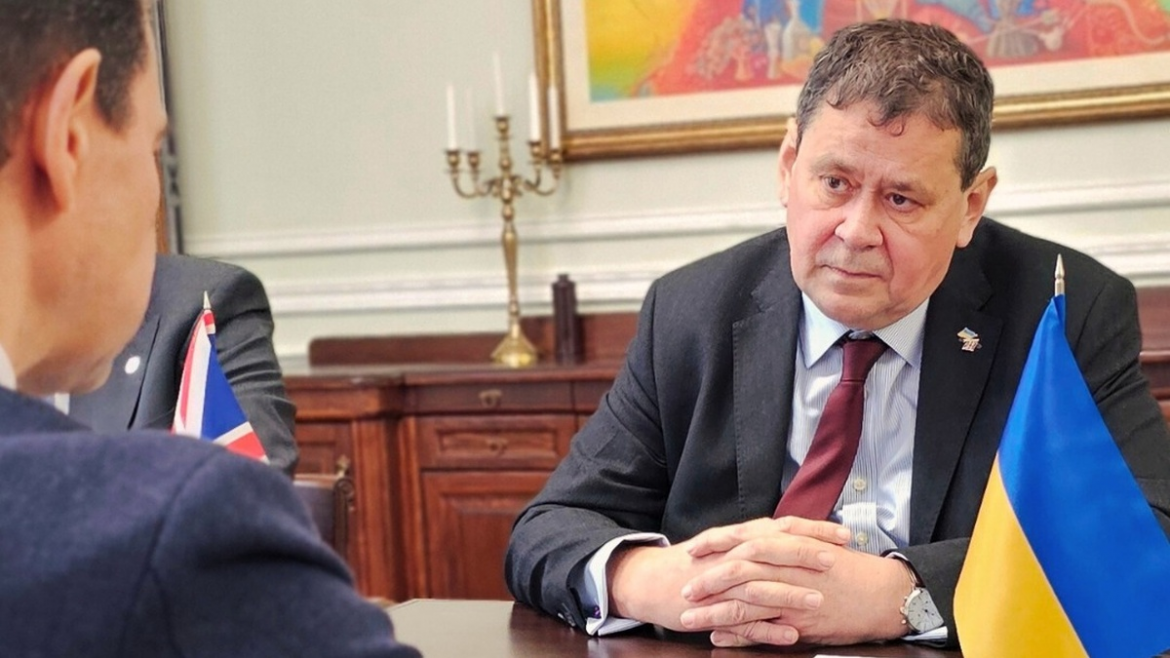 Ніл Кромптон став новим послом Великої Британії в Україні, прибув до Києва для розвитку співпраці та підтримки у війні з Росією.