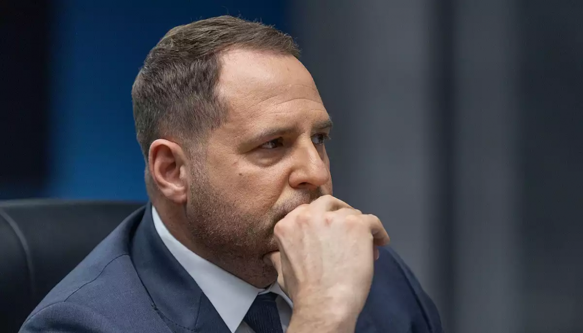 Глава ОП Андрій Єрмак підтвердив, що НАБУ і САП проводять обшуки в його квартирі, дав повний доступ слідчим, адвокати присутні та співпрацюють.