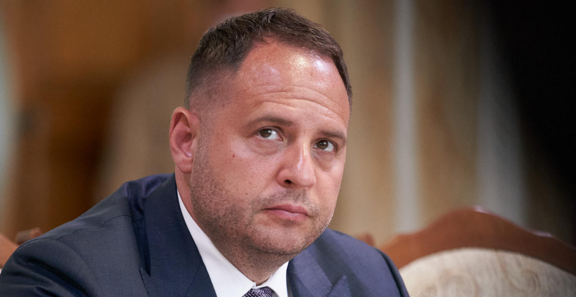 Володимир Зеленський повідомив про відставку Андрія Єрмака на тлі справи “Мідас”, обшуків і появи “плівок Міндіча”. Усі ключові подробиці.