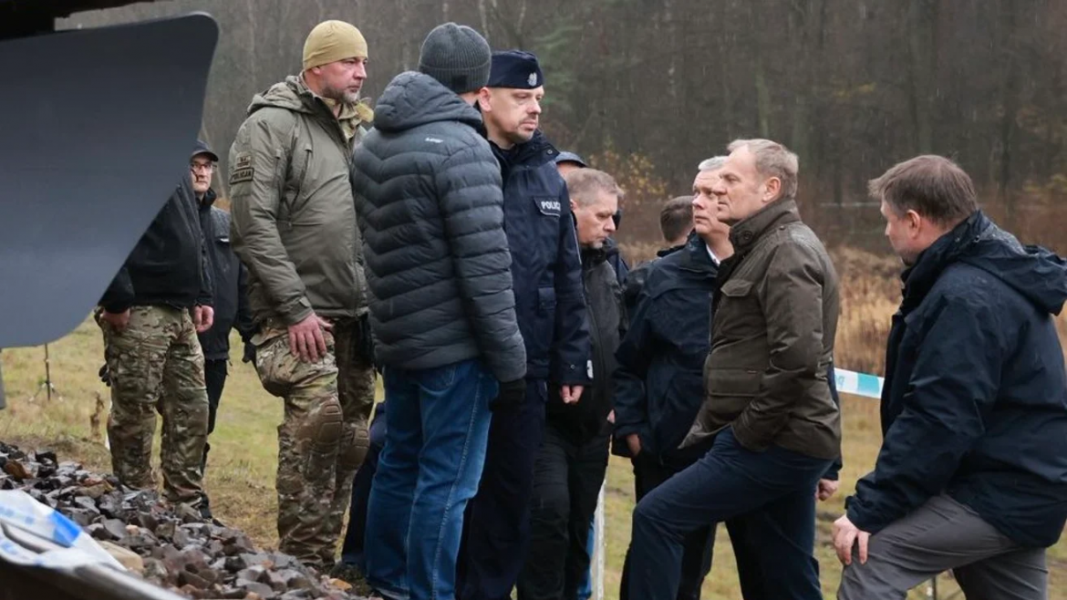 Польський прем’єр Дональд Туск підтвердив диверсію на залізниці Варшава–Люблін: вибух зруйнував колію, триває розслідування та діє змінений графік руху.