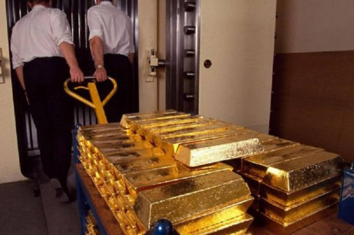 Банк Росії вперше почав реальні продажі золота з резервів. Чому це сталося, які обсяги та що означає для російської економіки — головні деталі.