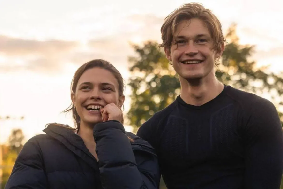 Prime Video презентує другий сезон серіалу «Макстон Холл» за романами Мони Кастен. Нові серії виходять з 7 листопада, продовжуючи історію Рубі та Джеймса.